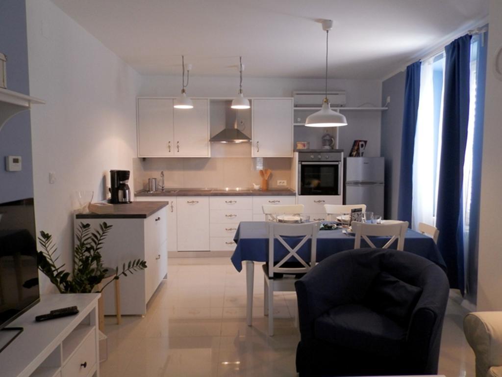 Apartment Kiki Candy Malinska Ruang foto